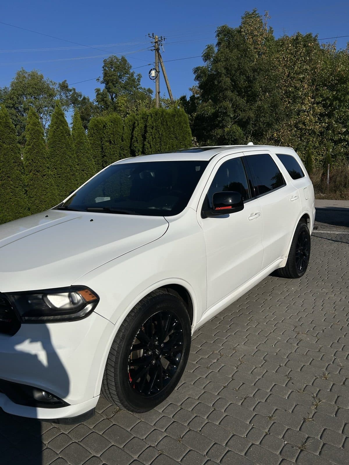 Dodge Durango — Biel w pełnym słońcu