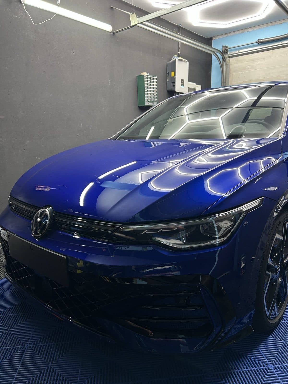Volkswagen Golf — Niebieski metalik pod sufitem LED