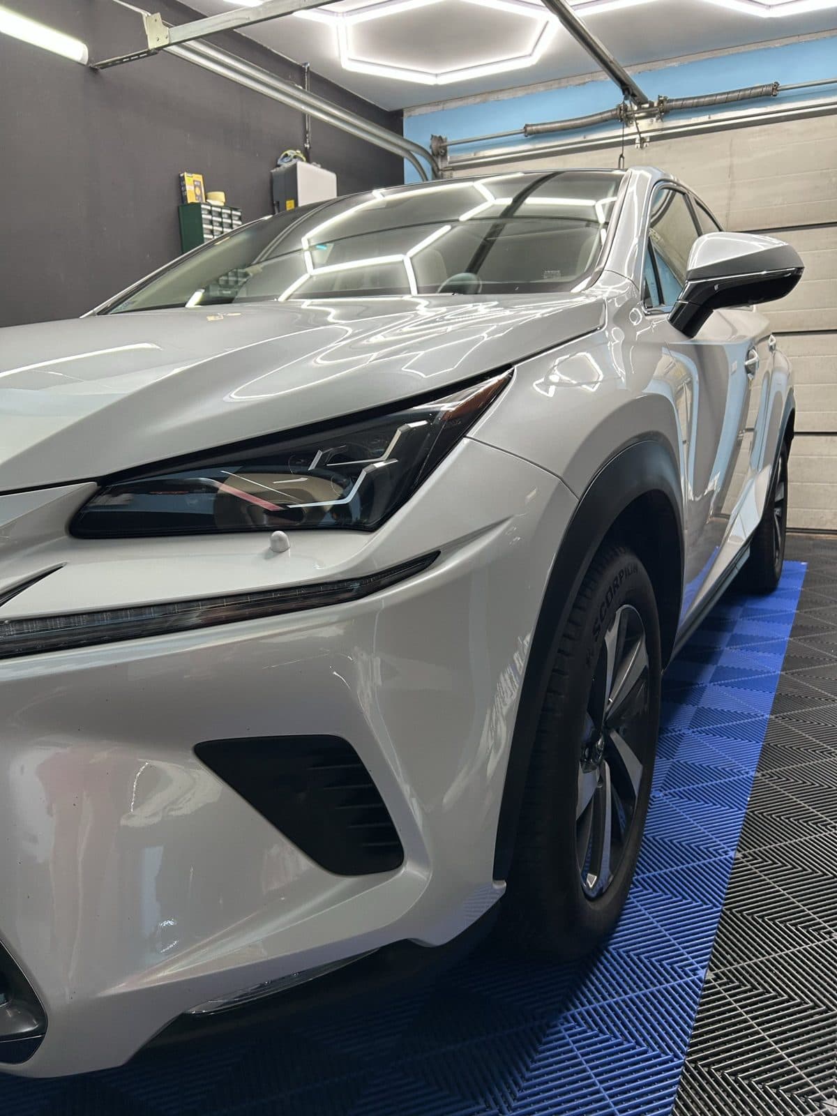 Lexus NX — Perłowa biel