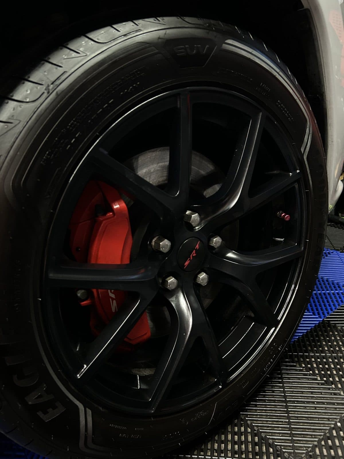 Jeep SRT — Czarne felgi, czerwone zaciski
