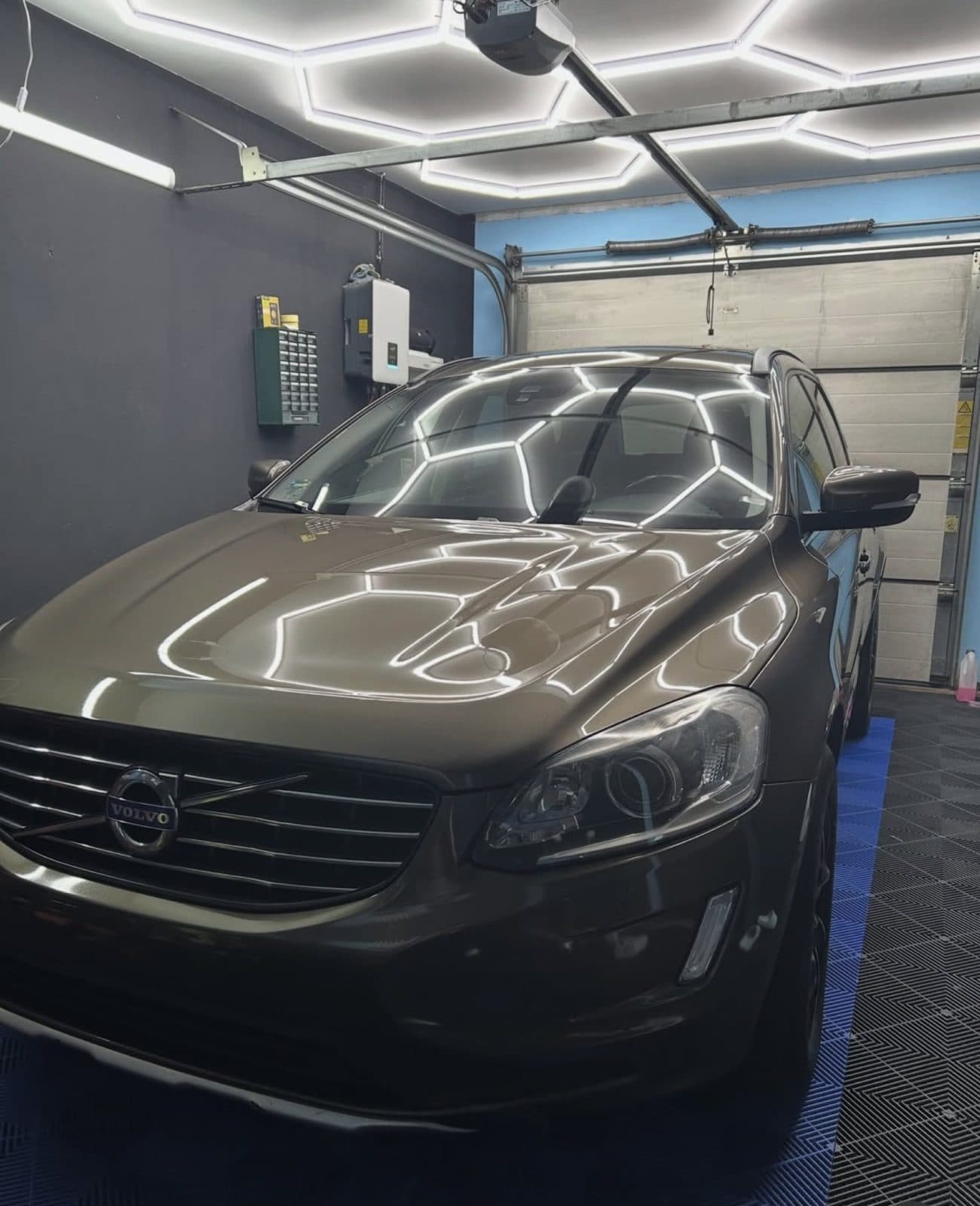 Volvo XC60 — Brąz w odbiciu LED